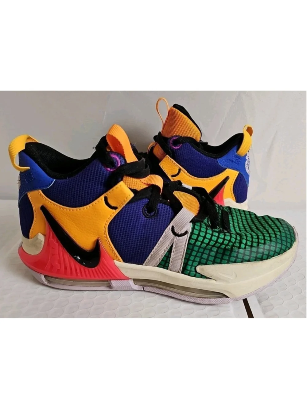 Nike LeBron Witness 7 Athletic Basketball Shoes Sneakers Youth Sz 4.5 FQ8170-585 - Picture 4 of 13
